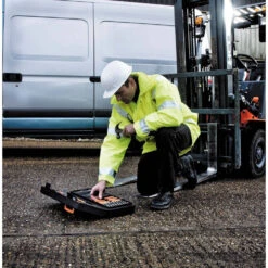 Parka De Travail 3/4 Sécurité Haute Visibilité Result -Vêtements Travail Série parka de travail 3 4 securite haute visibilite result jaune mannequin